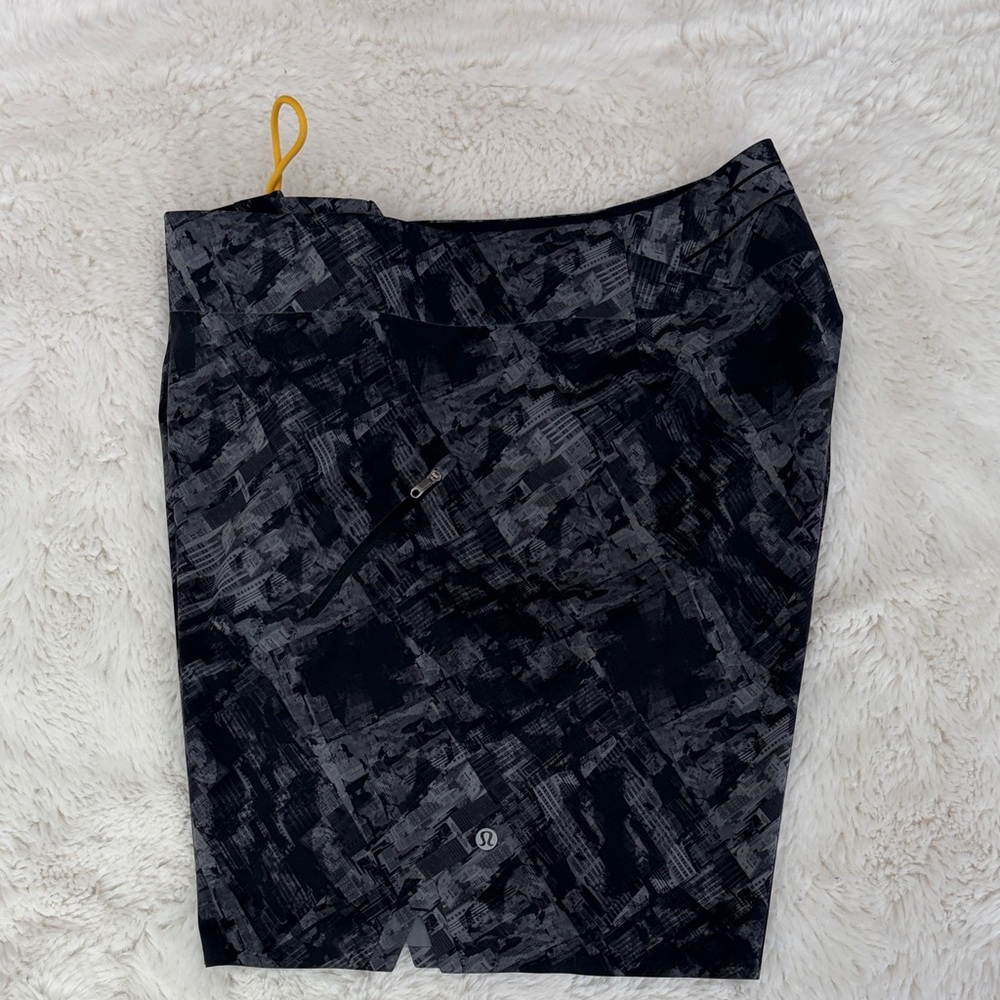 Lululemon,Size 40,Men's Black and Gray Swim Shorts - Picture 16 of 17